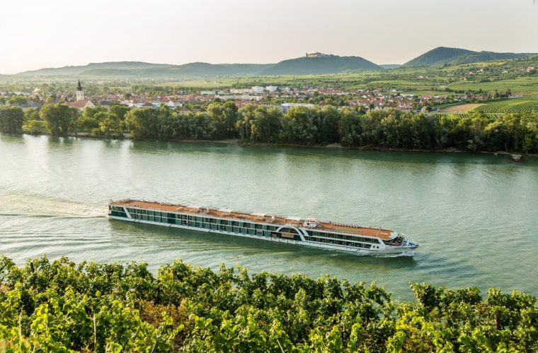 De Amadeus Queen riviercruise vaart met popmuziek uit de jaren zeventig langs Rotterdam, Brussel en Antwerpen